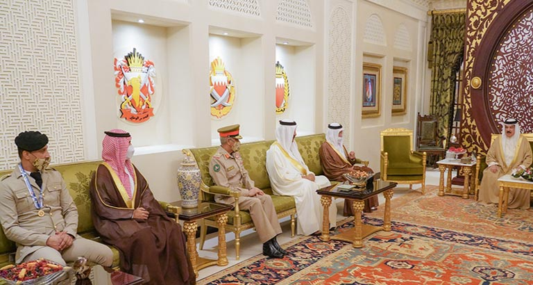 HM King Hamad Receives the Award-Winning BDF equestrian team 