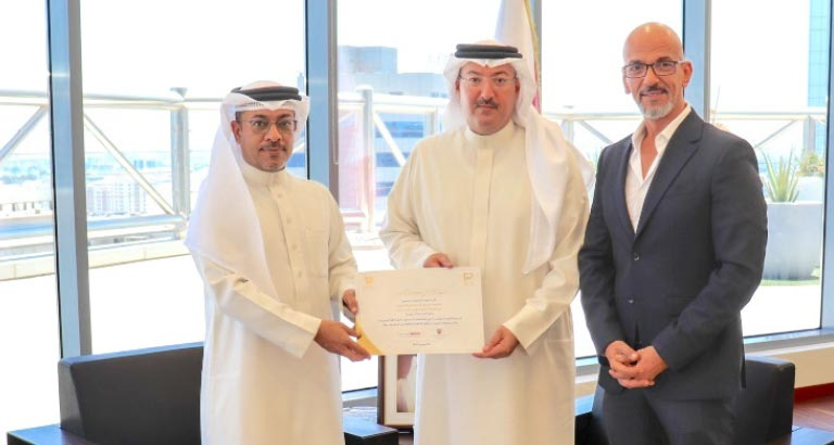 RERA Chief Receives Golden Licence Recipient